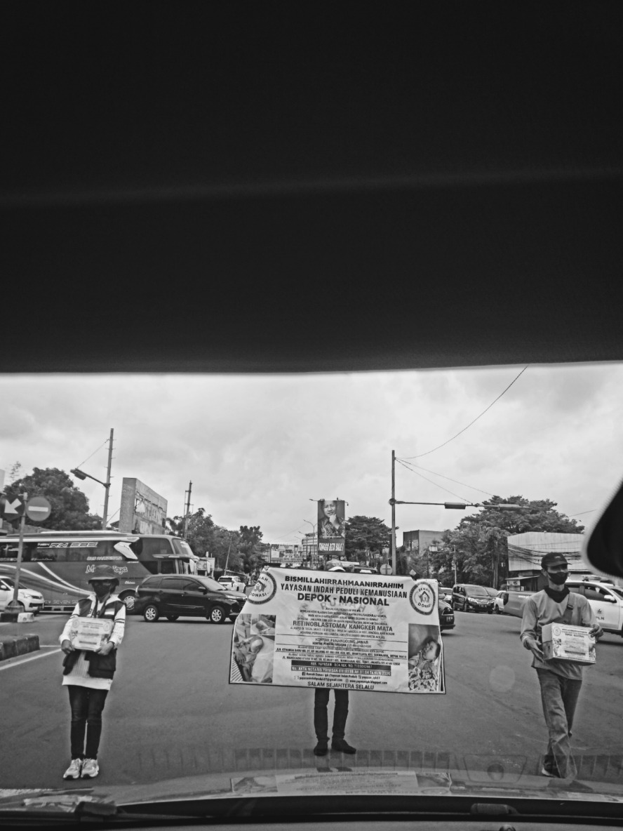 Relawan Yayasan KPK cari sumbangan di jalan raya 
