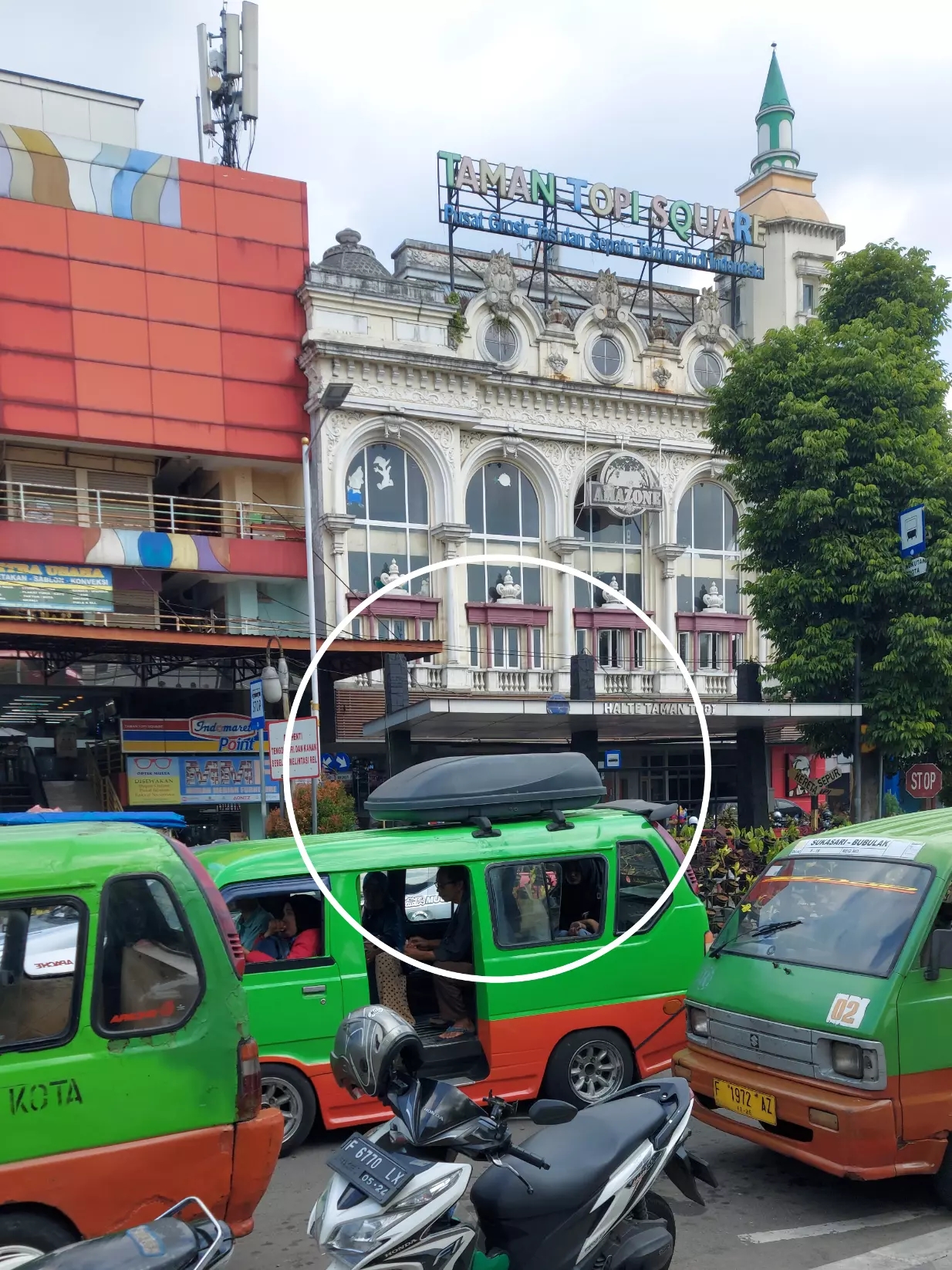 Angkot Bogor pakai kotak bagasi atap