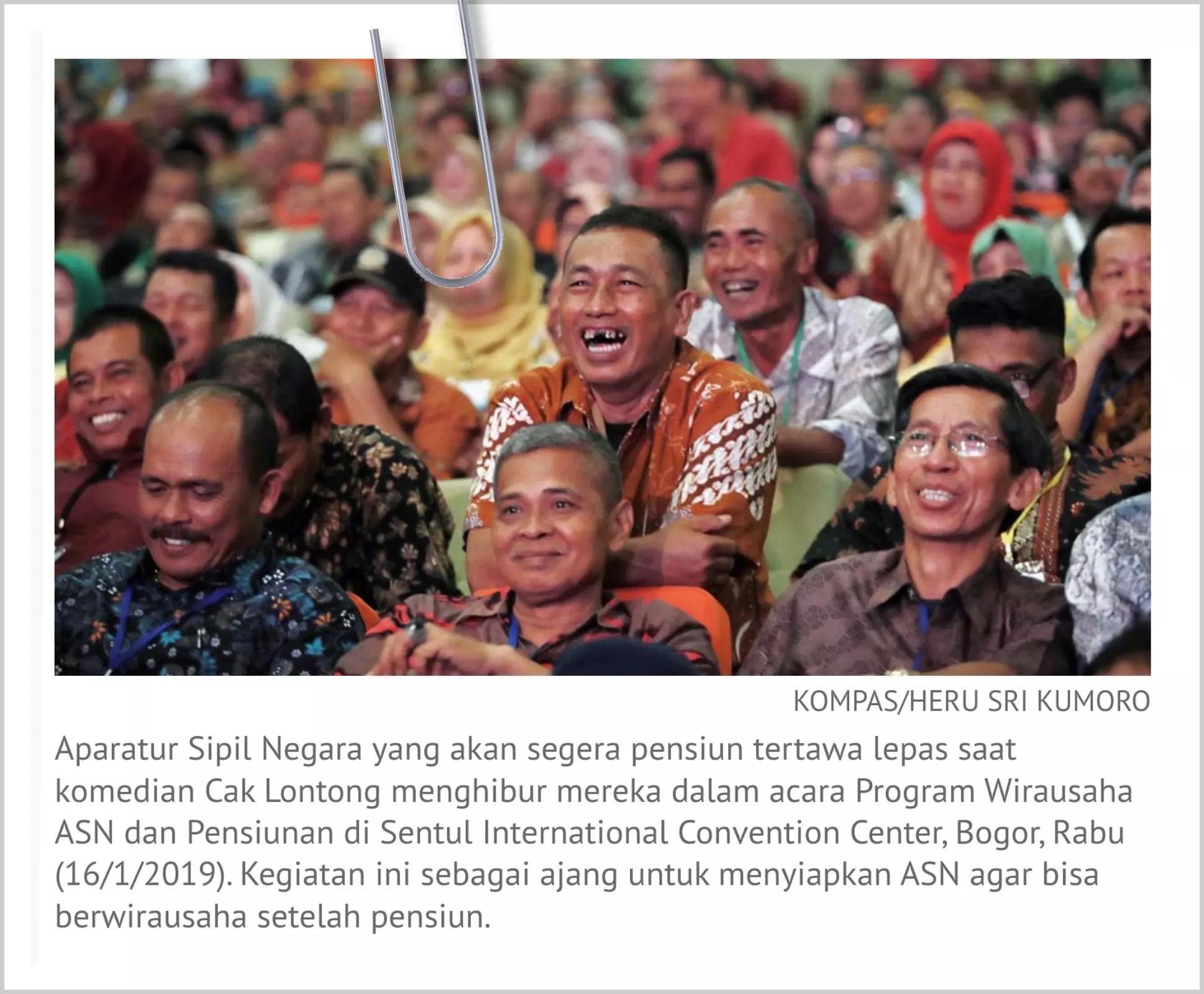 Foto orang tertawa dalam media