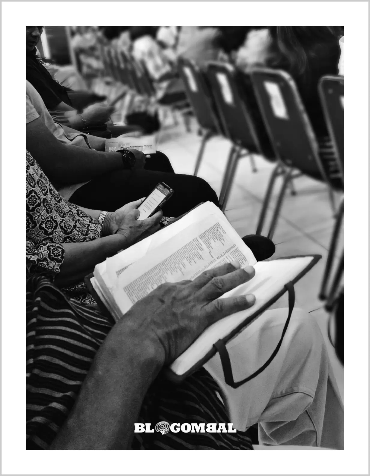 Alkitab versi cetak dan versi digital dalam kebaktian di GKJ Pondokgede 