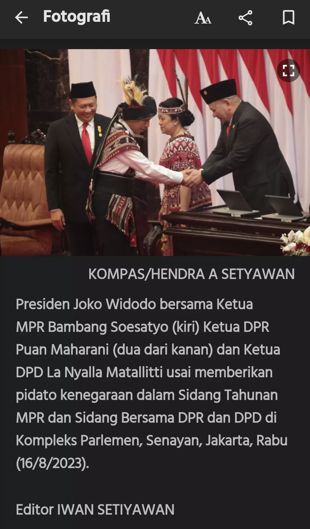 Jokowi bersalaman dengan La Nyalla