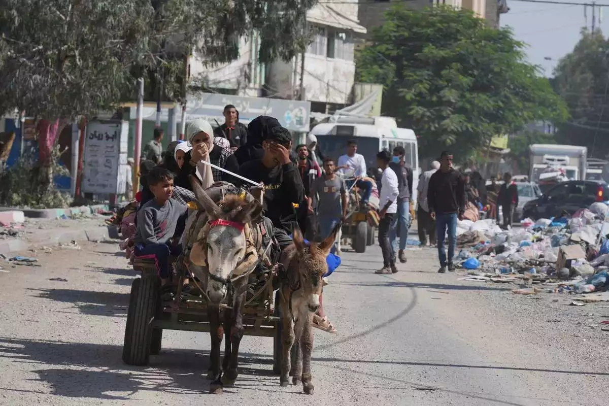 Orang Palestina meninggalkan Gaza 