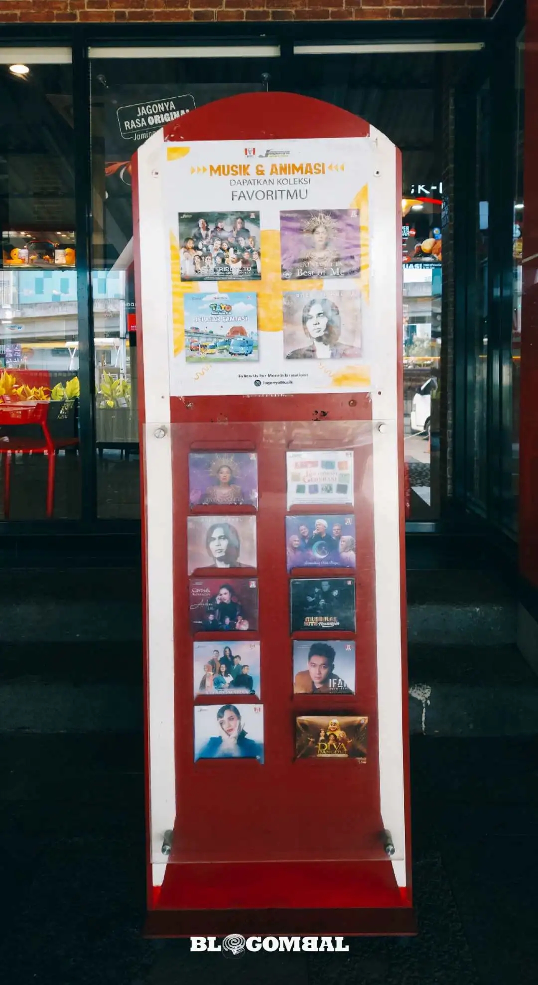 Display CD KFC di depan toko, Bekasi Cyber Park 