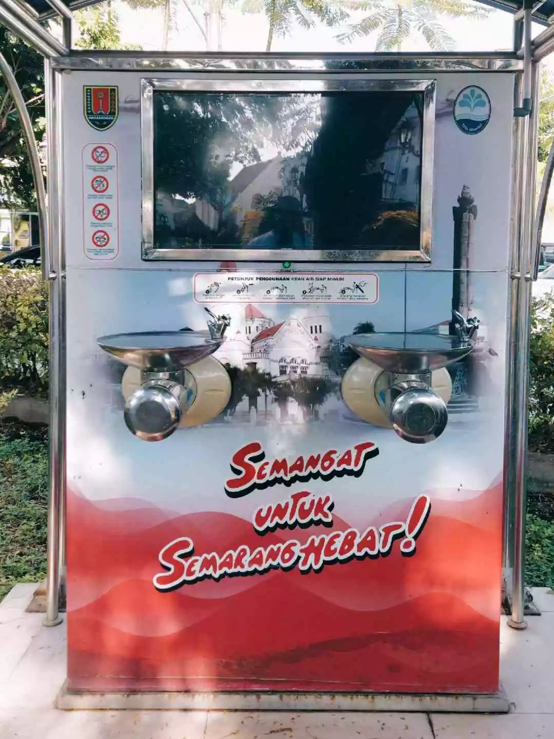 Tap water fountain atau air minum muncrat di Kota Lama Semarang 