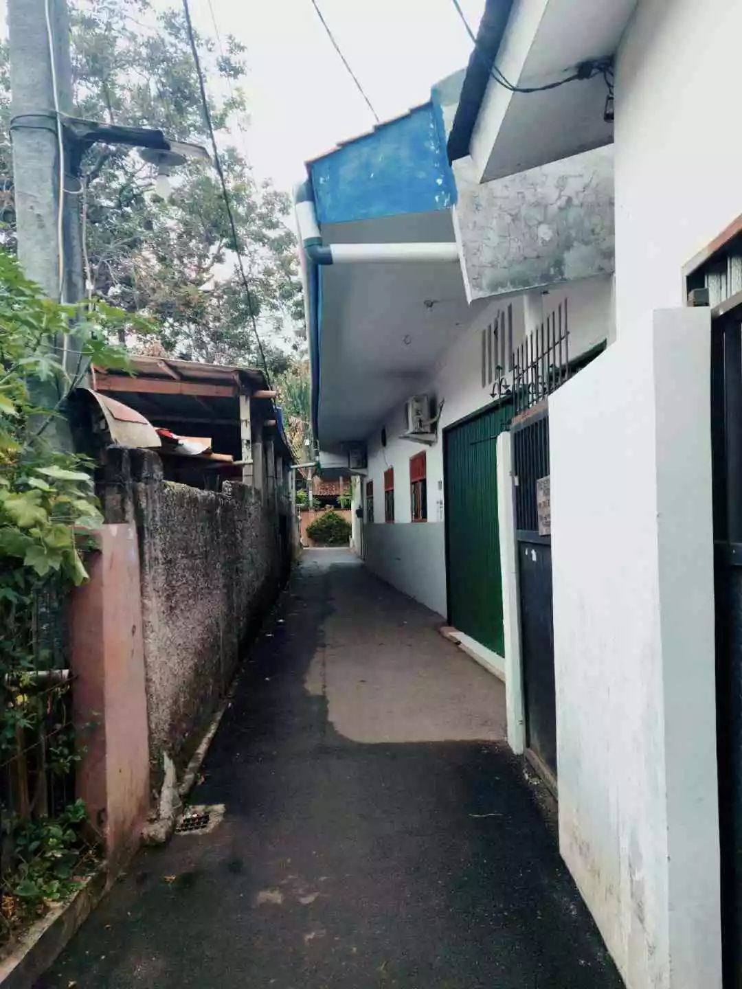 Jatiwarna, Pondokmelati, Kobek: Memasang atap permanen dalam gang apakah perlu izin? 