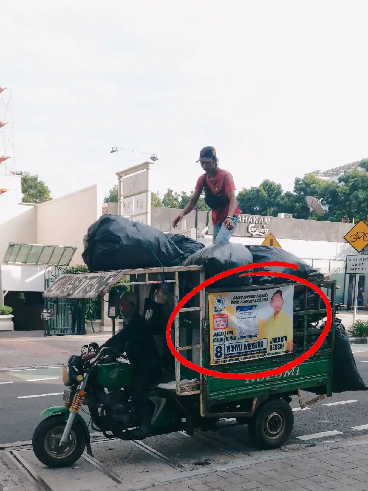 Caleg DPRD DKI Wahyu Wibisono memanfaatkan gerobak sampah 