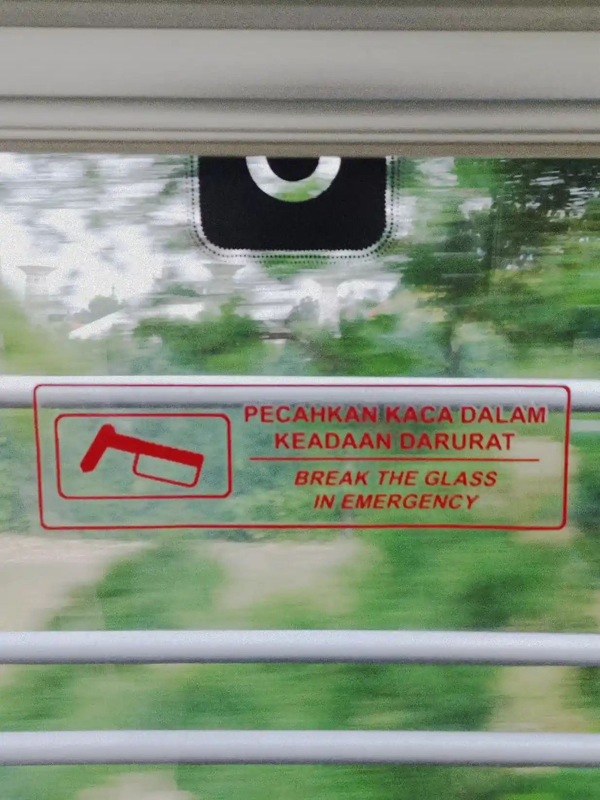 Kita perlu panduan cara menggunakan palu darurat dalam bus dan kereta 